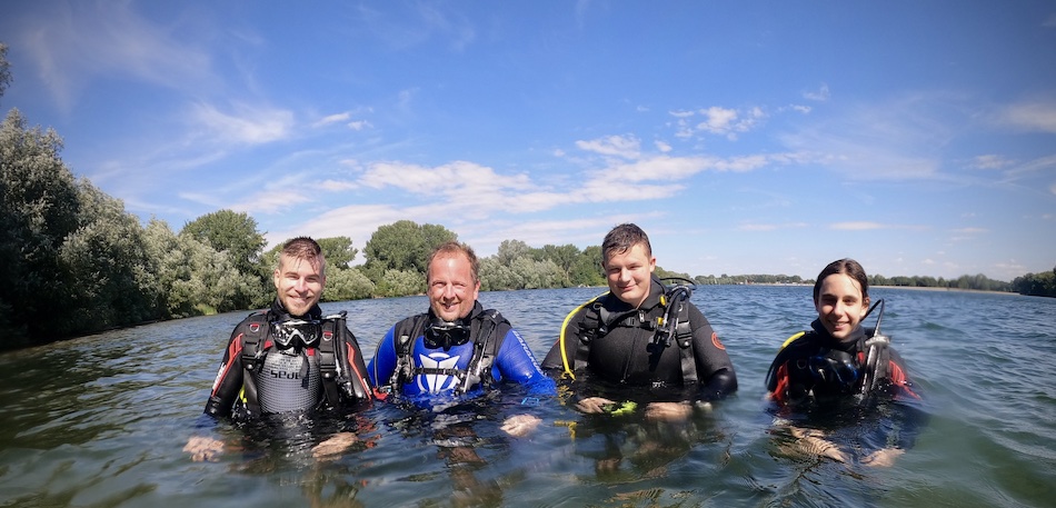 OWD Freiwasserausbildung mit Tauchgängen im Salzgittersee. Roman, Nico und Florian haben sich ihren Tauchschein verdient.